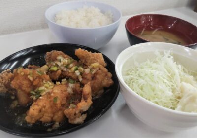 油淋鶏定食！！　焦がしネギとタレの相性が抜群！！